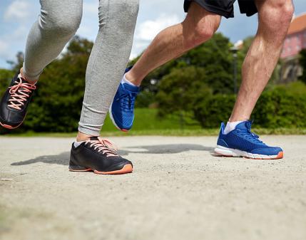 couple-running-feet